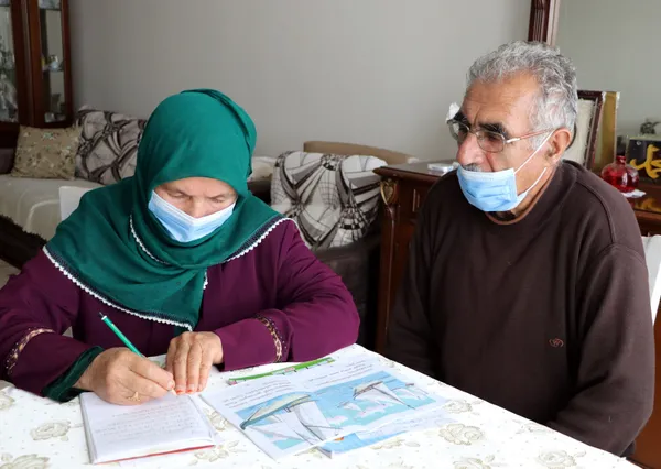 van-edremite-yasayan-60-yasindaki-asli-imre-cocuklarindan-3u-doktor-4u-ogretmen-biri-muhendis-biri-hemsire-olduktan-sonra-okuma-yazma-ogrenmeye-baslad-1609230238623.jpg Van'da oğlu paylaştı yüz binlerce beğeni aldı! Sosyal medya bu anneyi konuşuyor-11