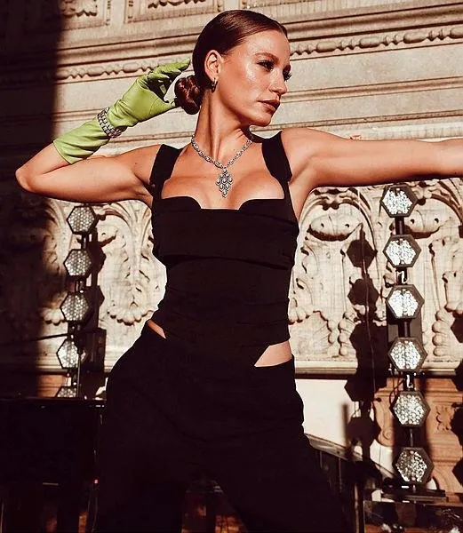 1652641402953.jpeg Kerem Bürsin'in sosyal medya fenomenlerine yaptığı eleştiriden eski aşkları Seranay Sarıkaya ve Hande Erçel de nasibini aldı-6