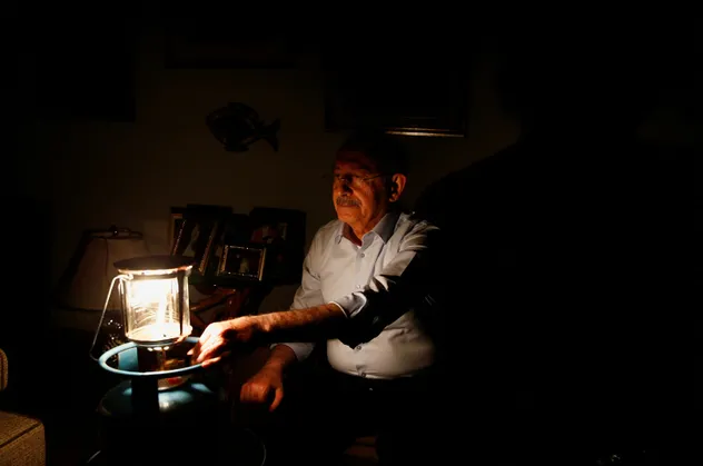 Kılıçdaroğlu karanlıkta oturduğuyla kaldı! Elektrik şovuna tek bir CHP'li destek vermediği gibi ittifak ortakları da tiye aldı