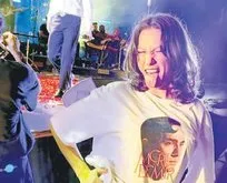 Serenay Sarıkaya, sevgilisi Mert Demir’in konserinde çılgınca dans etti! Dikkat çeken tişört detayı