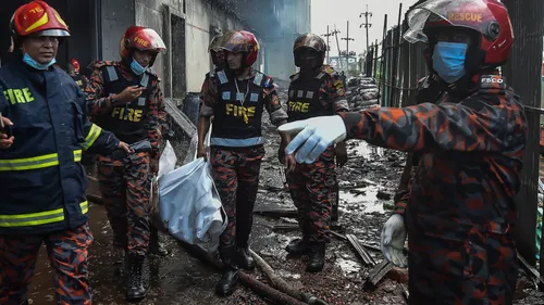 Bangladeş’te fabrikada yangın! En az 49 ölü