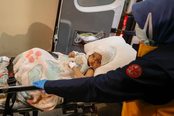 devlet-pitbullarin-saldirisina-ugrayan-minik-asiye-icin-seferber-oldu-bizim-icin-ozel-ucak-tuttular-1640431975570.jpg Devlet pitbulların saldırısına uğrayan minik Asiye için seferber oldu: Bizim için özel uçak tuttular-4