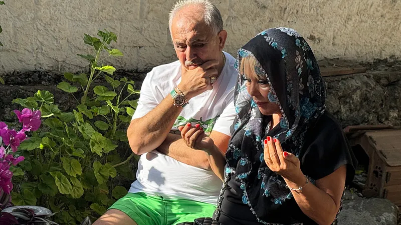 safiye-soyman-oglu-harun-akarozu-mezari-basinda-andi-1785236164228.jpeg Safiye Soyman 2024'te vefat eden oğlu Harun Akaröz'ü gözyaşlarıyla andı: “Bu acı sönmüyor”-3