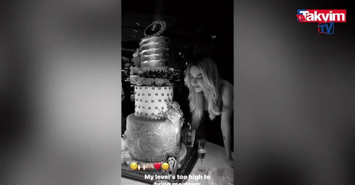 Hadise yeni yaşını böyle kutladı!