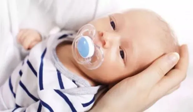 emzik birakan bebek nasil uyutulur