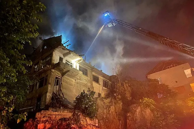 Pendik'te gece saatlerinde 3 katlı metruk binada çıkan yangın korku dolu anlara neden oldu