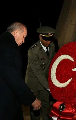 Cumhurbaşkanı Erdoğan Tunus'ta "Şehitler Anıtı"na çelenk bıraktı