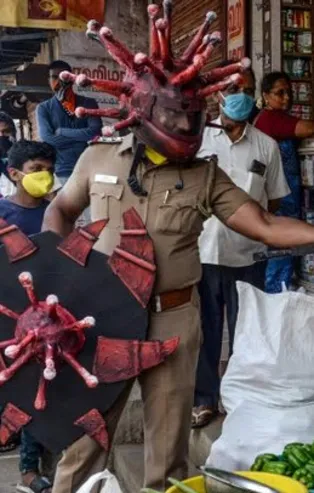 Hindistan 1 milyar 300 milyonluk nüfusa sahip çıkamadı! Polis corona virüs kılığına girdi