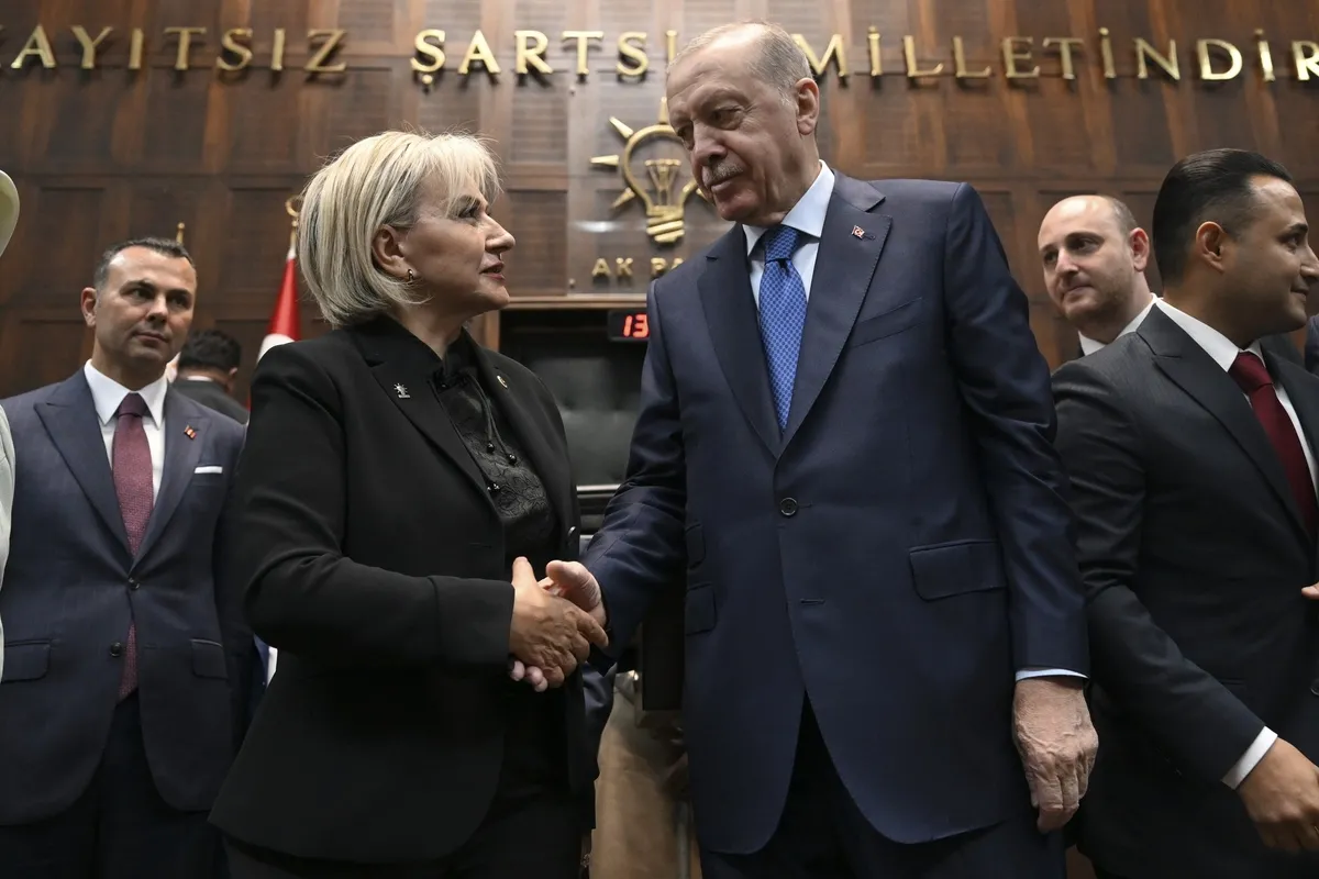 Başkan Erdoğan, AK Parti'ye katılan İstanbul Milletvekili Nimet Özdemir'e rozetini taktı.