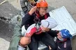 Sakarya’da selin ortasında yürekleri ısıtan anlar! AFAD personeli Zeynep bebeğin uykusunu bölmeye kıyamadı
