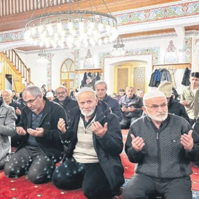 Camiler doldu taştı