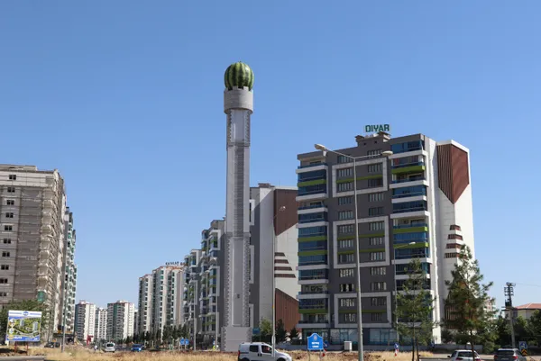 sosyal-medyada-gundem-olan-karpuz-maketi-diyarbakirda-yerine-yerlestirildi-1624356580106.jpg Sosyal medyada gündem olan karpuz maketi Diyarbakır'da yerine yerleştirildi-2