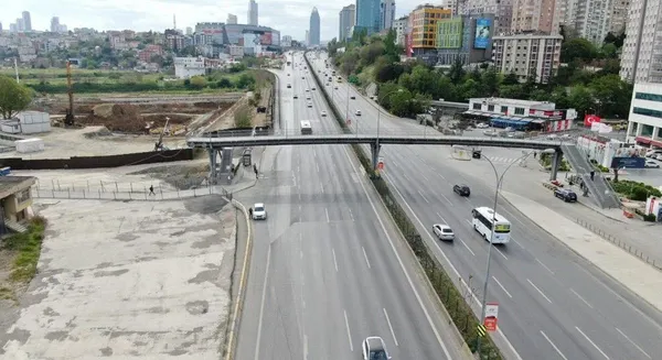 son-dakika-istanbul-trafiginde-bayram-yogunlugu-yollar-kilit-yuzde-60in-uzerinde-1651500499299.jpg