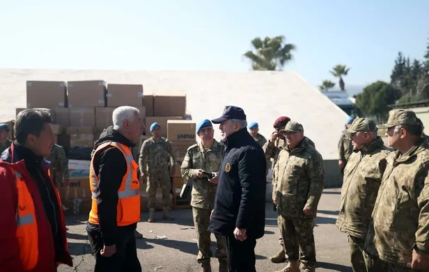 askerler-erken-terhis-mi-edilecek-milli-savunma-bakani-hulusi-akar-noktayi-koydu-deprem-bolgesi-icin-izin-kara-1676624964507.jpeg