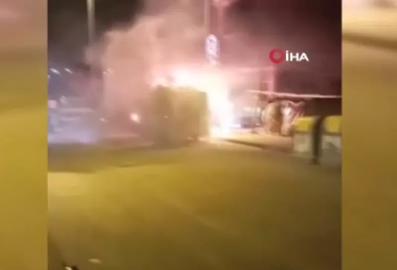 Büyükçekmece'de İETT yangını (İHA)