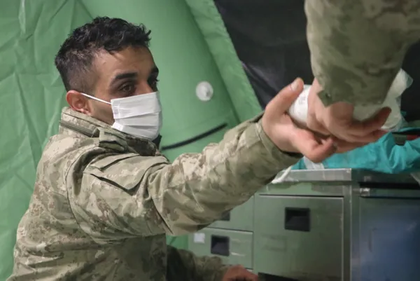 sahra-hastanesi-yaralari-sariyor-ameliyathane-laboratuvar-rontgen-cihazi-tam-tesekkullu-saglik-hizmeti-1675940912143.jpg Sahra hastanesi yaraları sarıyor! Ameliyathane, laboratuvar, röntgen cihazı tam teşekküllü sağlık hizmeti-2