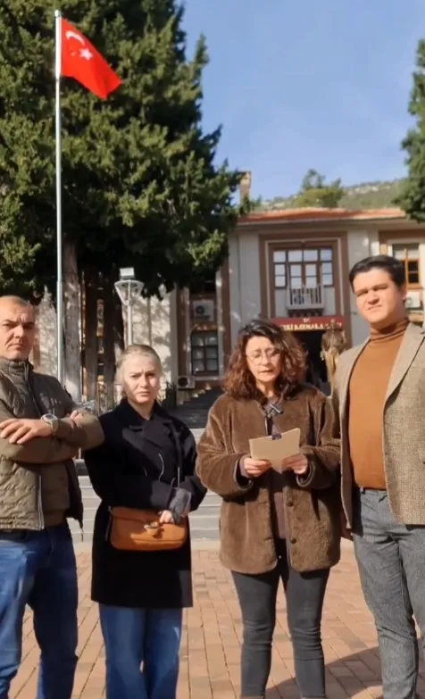 tazminat-davasinda-yeni-gelisme-metin-akpinarin-biyolojik-kizi-duygu-nebioglu-duyurdu-1763646225362.jpg Kaynak: Sosyal medya