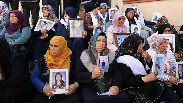 diyarbakir-annelerinin-hdp-onundeki-evlat-nobetinde-aile-sayisi-200-oldu-1612883357865.jpeg 'Diyarbakır Anneleri'nin HDP önündeki evlat nöbetinde aile sayısı 200 oldu-4