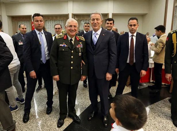 Akar ve komutanlar gazilerle iftarda buluştu-1