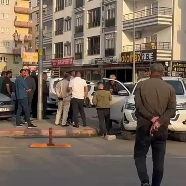 Kavgayı ayırmaya çalışırken başından vuruldu