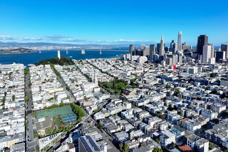 dunyanin-en-virajli-sokagi-havadan-goruntulendi-turist-akinina-ugruyor-1777449966115.jpg Dünyanın en virajlı sokağı havadan görüntülendi: Turist akınına uğruyor-9