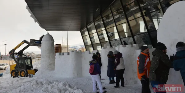 CHP'nin boş heykellerinden değil! Kardan TOGG ve milli muharip uçak heykeli - 9