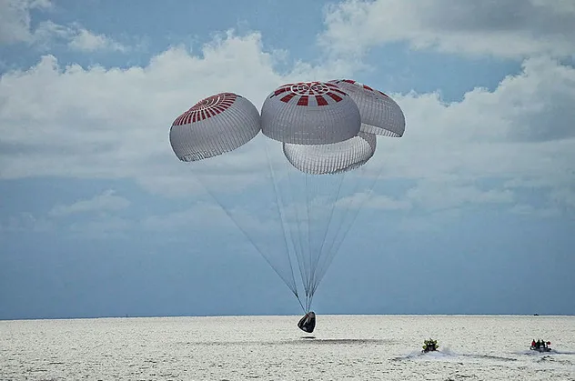 SpaceX'in uzay yolculuğu sona erdi! 4 sivil mürettebat güvenli şekilde dünyaya döndü