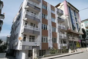 Yarım asırlık bina ayakta kaldı