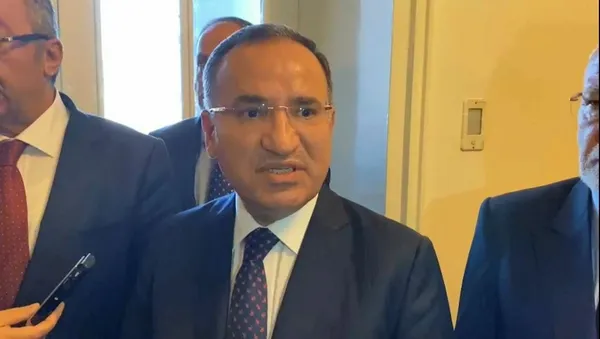 ak-parti-basortusu-teklifi-icin-siyasi-partilere-ziyaretlere-basliyor-iste-kritik-gorusmelerin-saatleri-1667405024887.jpeg AK Parti başörtüsü teklifi için siyasi partileri ziyaret etti! İşte kritik görüşmeler sonrası ilk açıklama-4