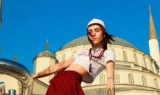1692207854504.jpeg Kocatepe Camii'ndeki yarı çıplak model skandalına imza atan kişilerin ifadeleri ortaya çıktı! "Dövmelerimden dolayı beni tercih etti"-2