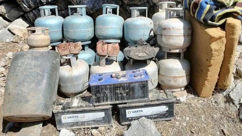 Bitlis kırsalında PKK'ya darbe: Çok sayıda yaşam malzemeleri ele geçirildi-1