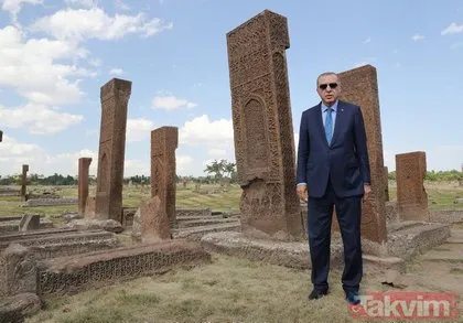 Başkan Erdoğan’dan ecdada vefa! Malazgirt Zaferi’nin yıldönümünde Selçuklu Mezarlığı’nı ziyaret etti