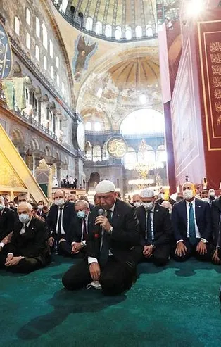 Dünyanın gözünün İstanbul’a döndüğü an: 14.23'te ilk cuma namazı kılındı, Ayasofya Camii ibadete açıldı