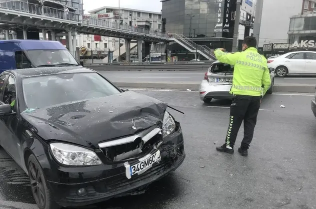 Son dakika: E-5 Haramidere’de trafiği kilitleyen kaza | İstanbul yol durumu