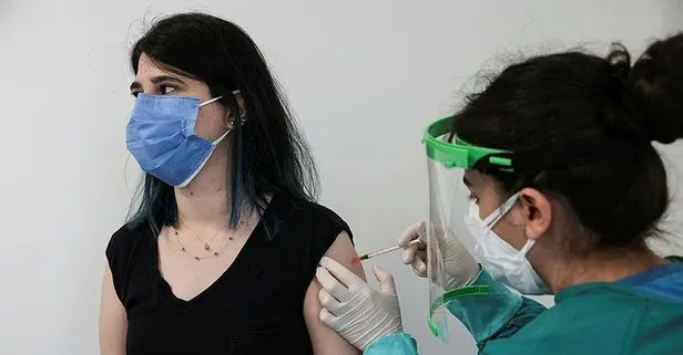 Milli Eğitim Bakanı Ziya Selçuk'un "randevular açıldı" açıklamasının ardından öğretmenler yaş sınırı olmaksızın aşılanıyor
