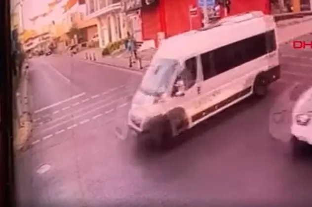 Ümraniye'de feci kaza! Servis minibüsü devrildi: 1 ölü, 5 yaralı