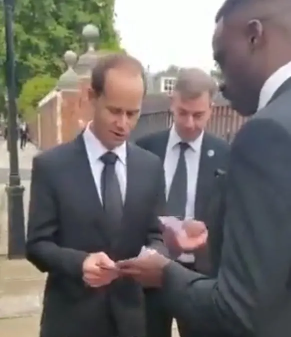 fransa-cumhurbaskani-macrona-muavin-muamelesi-kralice-elizabethin-cenazesine-otobusle-ayakta-gitti-1663758175961.jpg Fransa Cumhurbaşkanı Macron'a 'muavin' muamelesi... Kraliçe Elizabeth'in cenazesine otobüsle ayakta gitti-2