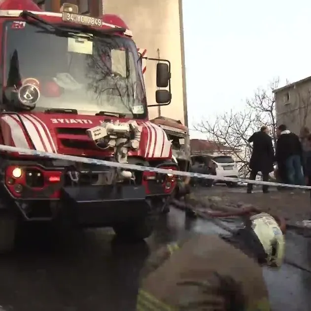 Beyoğlu’nda park halindeki 4 araç alev alev yandı!