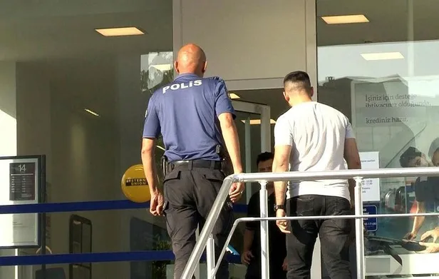 Beylikdüzü'nde banka soyup 80 bin dolar çalan hırsızların soygun anı kameralara yansıdı-9