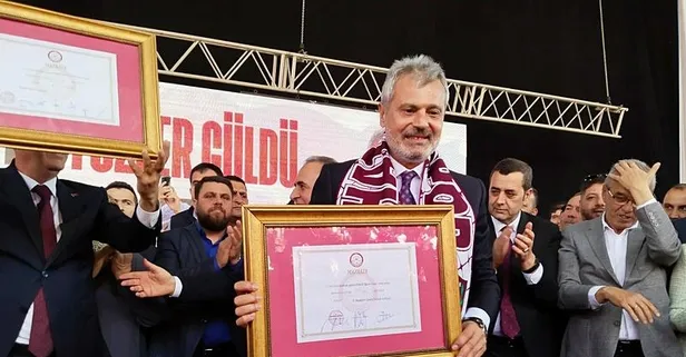 Hatay Büyükşehir Belediye Başkanı Mehmet Öntürk mazbatasını aldı