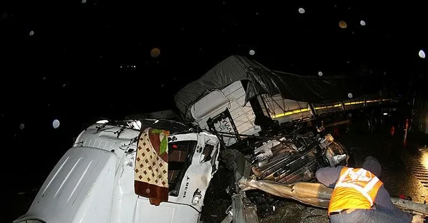 SON DAKİKA: Manisa'da gece yarısı feci kaza! TIR'ın kupası ikiye bölündü: 1'i ağır 2 yaralı