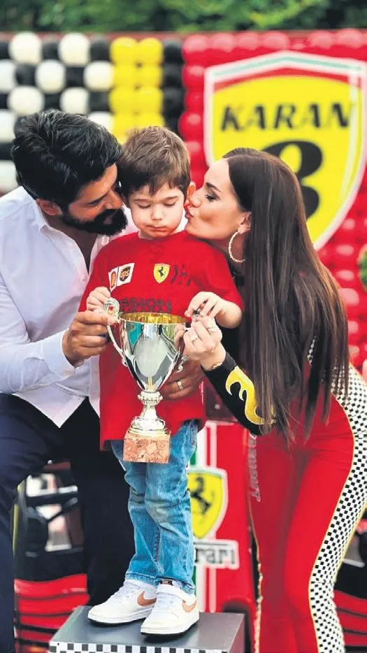 burak-ozcivit-ile-fahriye-evcenin-ogullari-karan-3-yasina-basti-unlu-ciftin-hayranlarindan-minik-karan-icin-bu-1650224392580.jpeg