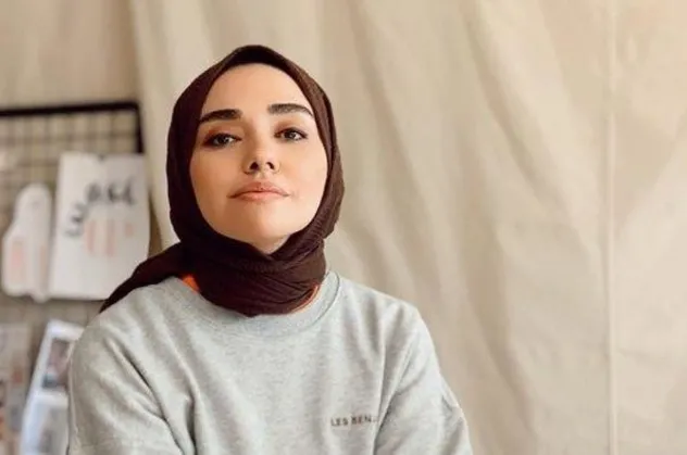 Başörtüsünden dolayı sözlü tacize uğrayan modacı Hülya Aslan’a sanatçılardan destek: Artık yeter!