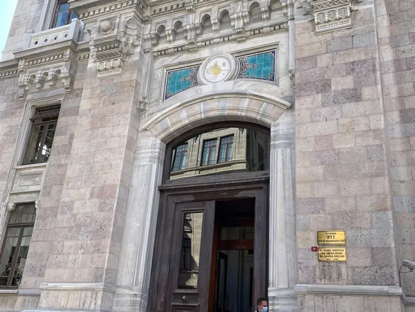 sirkeci-buyuk-postane-hizmet-binasindan-sokulen-2-abdulhamidin-tugrasi-94-yil-sonra-tekrar-asildi-1634902397270.jpg Sirkeci Büyük Postane Hizmet Binası'ndan sökülen 2. Abdülhamid'in tuğrası 94 yıl sonra tekrar asıldı-3