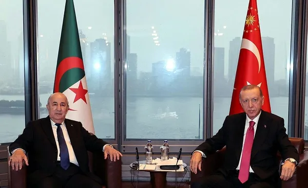 baskan-erdogan-cezayir-cumhurbaskani-abdulmecid-tebbun-ile-gorustu-1695076189736.jpeg Başkan Erdoğan, Cezayir Cumhurbaşkanı Abdülmecid Tebbun ve Polonya Cumhurbaşkanı Andrzej Duda ile bir araya geldi-3