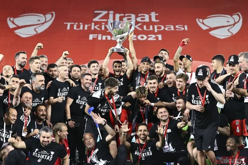 Ziraat Türkiye Kupası'nı kazanan Beşiktaş kupayı kaldırdı! İşte kutlamalardan kareler...