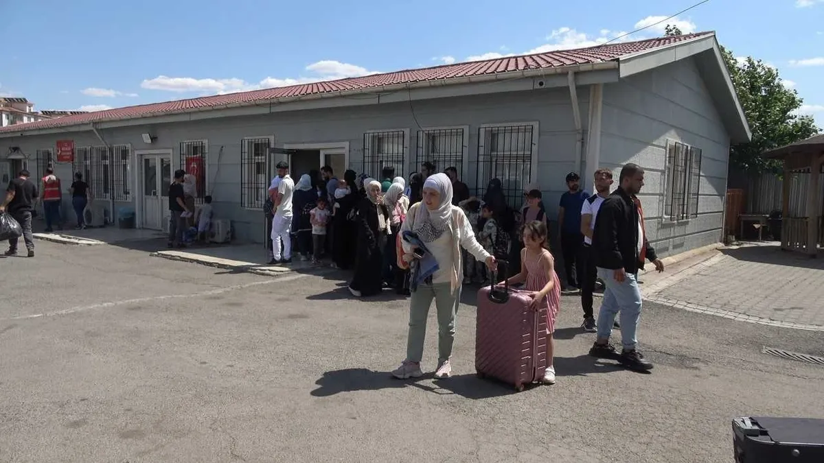 Resmi verilere göre Türkiye'de yasal kalış hakkına sahip 3 milyon 632 bin 64 yabancı; 1 milyon 425 bin gönüllü geri dönüş ve sınır güvenliği güçlendirildi