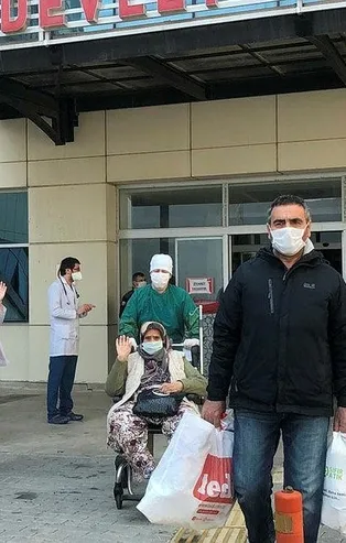 Son dakika: Bursa'da koronavirüs tedavisi gören 9 kişi daha alkışlar eşliğinde taburcu oldu