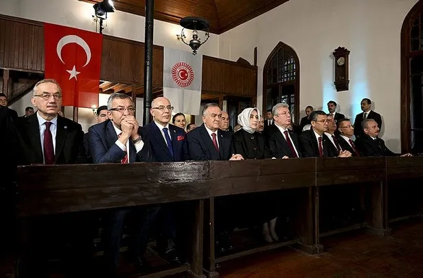 TBMM'nin 103. yılında devlet erkanı Anıtkabir'i ziyaret etti! Mustafa Şentop Anıtkabir Özel Defteri'ni imzaladı-13