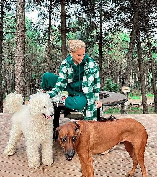 burcu-esmersoyun-gizemli-aski-ortaya-cikti-kendinden-15-yas-kucuk-1639439675788.jpeg Burcu Esmersoy'un gizemli aşkı ortaya çıktı! Kendinden 15 yaş küçük...-6